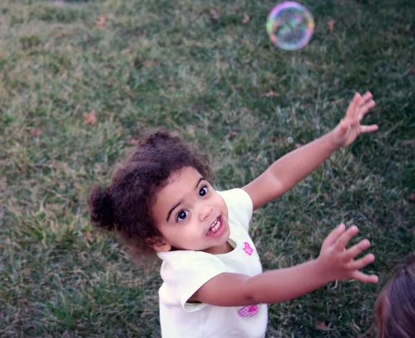 Toddler menina bolhas — Fotografia de Stock