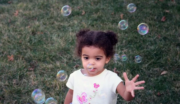 Toddler menina bolhas — Fotografia de Stock