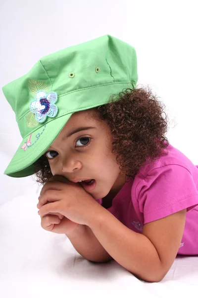 Dívka v zeleném klobouku — Stock fotografie