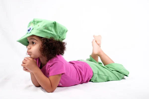 Девушка в зелёной шляпе — стоковое фото