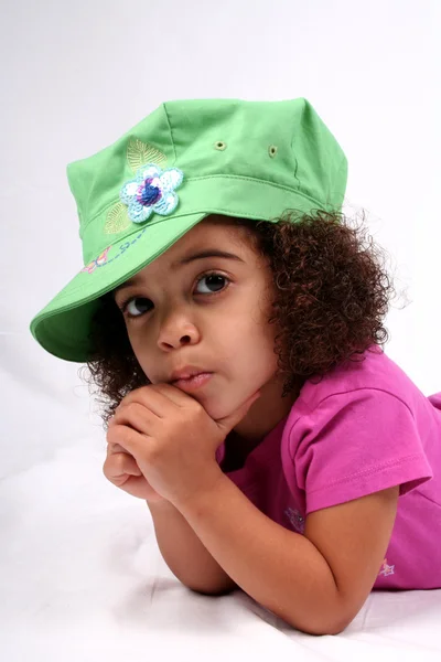 हिरव्या टोपी मध्ये मुलगी — स्टॉक फोटो, इमेज