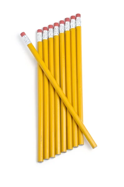 Fila inclinada de lápices con una diagonal — Foto de Stock