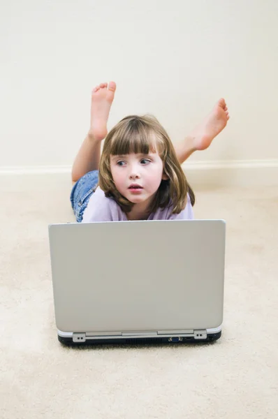 Küçük kıza bilgisayar — Stok fotoğraf