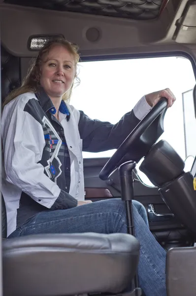 여성 트럭 운전사 — 스톡 사진