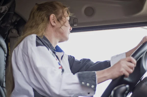 Kamyon şoförü aynaları kontrol — Stok fotoğraf
