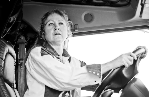 Donna camionista controllando il suo specchio . — Foto Stock