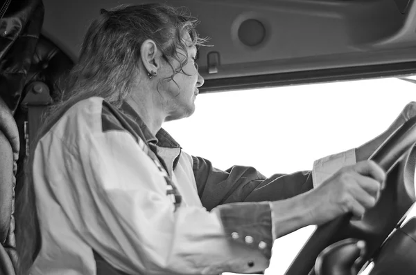 Řidič kamionu, kontrola provozu aroud ji. — Stock fotografie