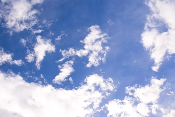 Nubes contra un cielo azul —  Fotos de Stock