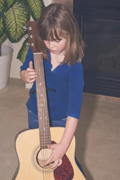 Klein meisje en grote gitaar — Stockfoto