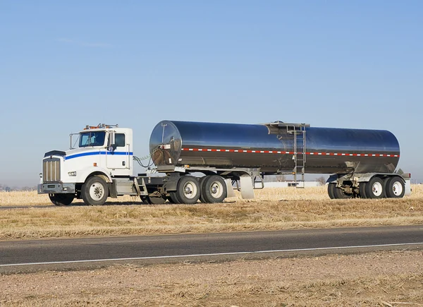 18 wheeler dra en mjölk-trailer — Stockfoto