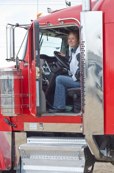 Tittar ut genom dörren med lastbil — Stockfoto