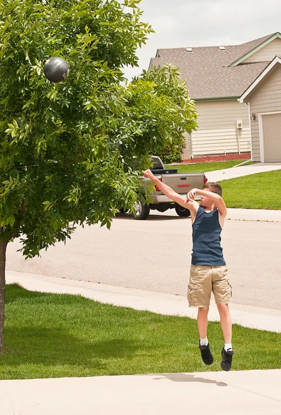 Shooting hoops at home — Stock Photo, Image