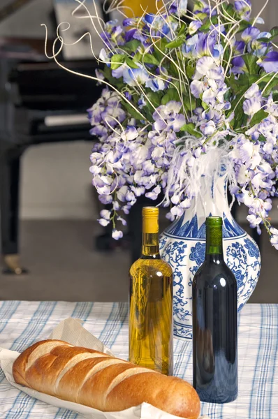 Стол с двумя бутылками вина — стоковое фото