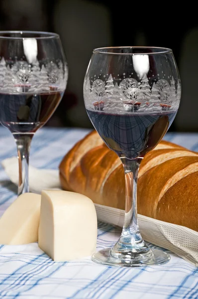 Французский хлеб и вино — стоковое фото