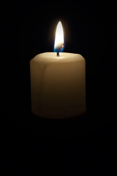 Zapálené svíčky na tmavém pozadí — Stock fotografie