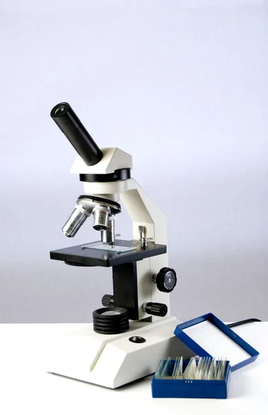 Öğrenci mikroskobu — Stok fotoğraf