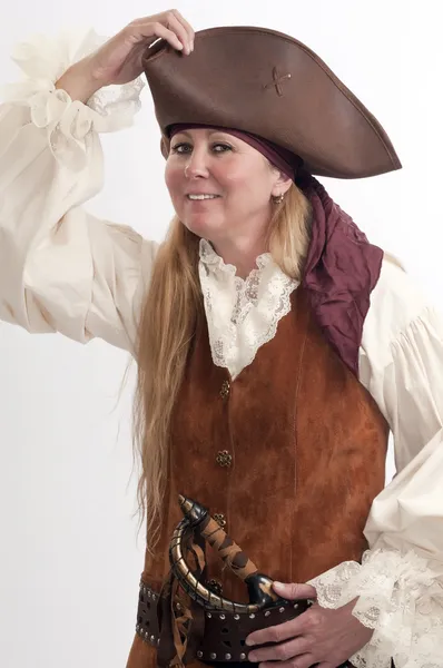 Красавица-пиратка настраивает шляпу — стоковое фото