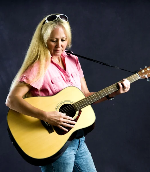Hezká blondýnka žena hraje kytara — Stock fotografie