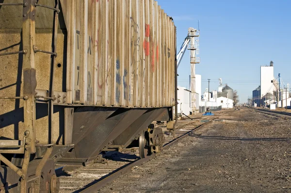Ferroviário velho enferrujado em um tapume — Fotografia de Stock