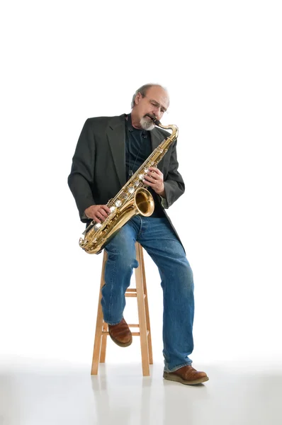 Мужчина играет блюз на тенорном саксофоне — стоковое фото