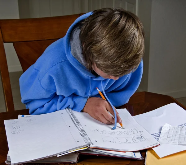 Teenager macht Hausaufgaben — Stockfoto