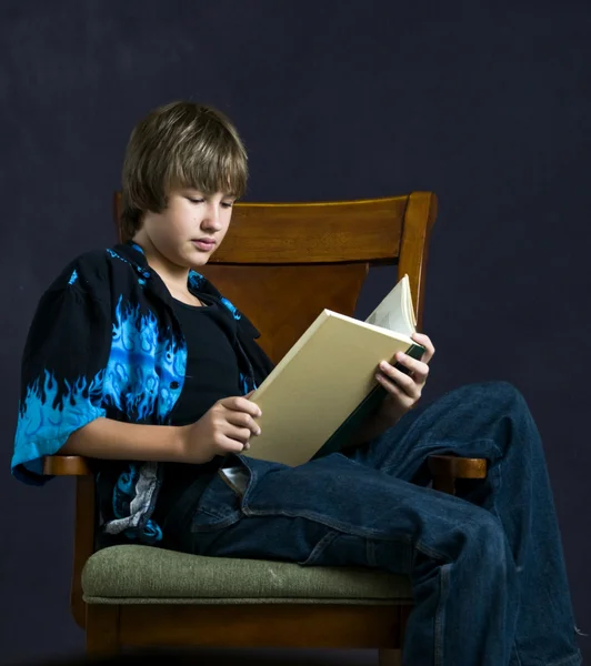 Jonge man lezen — Stockfoto