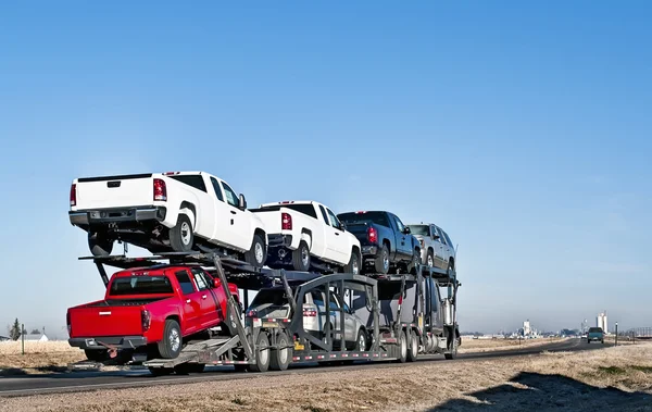 Stor lastbil med bil-dragande trailer — Stockfoto
