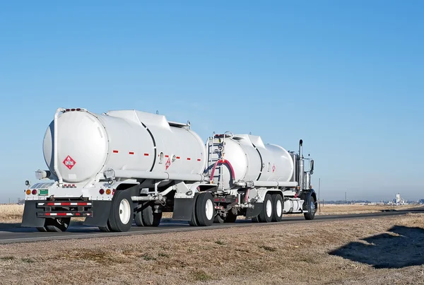 Grosso camion che trasporta petrolio greggio — Foto Stock