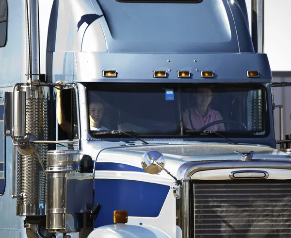 Conductor de camión mujer y su hijo —  Fotos de Stock