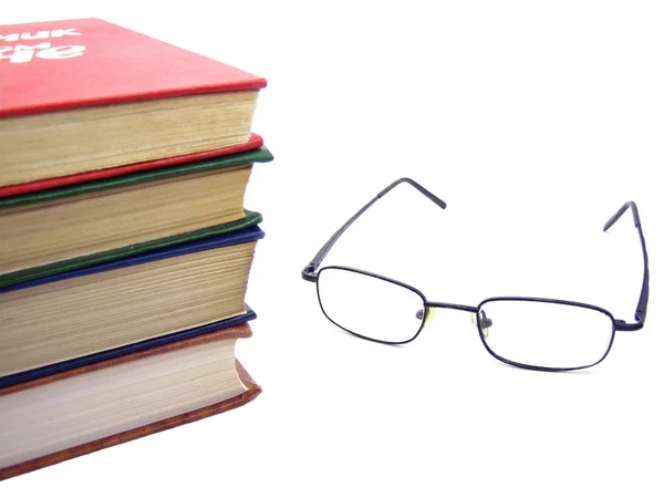Книга і окуляри — стокове фото