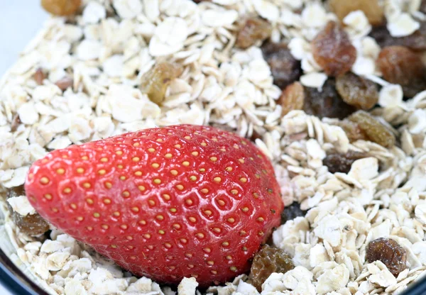 Müsli und Erdbeeren — Stockfoto