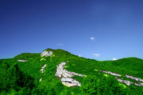 Colina verde com céu azul . — Fotografia de Stock