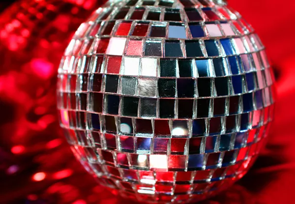 Espelho Disco globo - isolado em vermelho — Fotografia de Stock