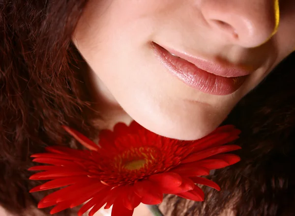 Κορίτσι με ένα κόκκινο λουλούδι — Φωτογραφία Αρχείου