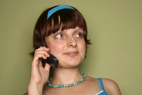 Νεαρή γυναίκα κλήση από κινητό τηλέφωνο — Φωτογραφία Αρχείου