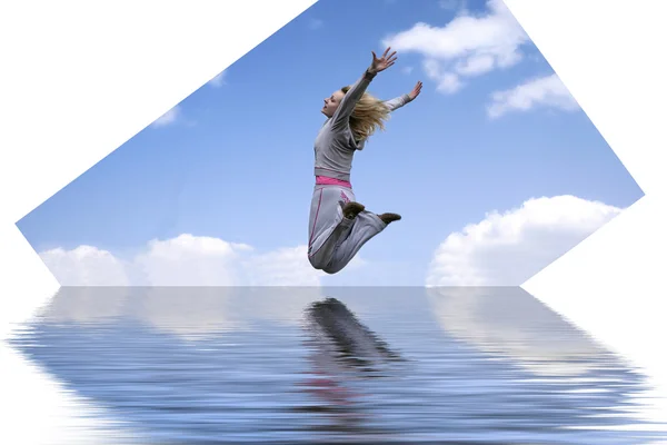 Gelukkige vrouw springen tegen blauwe hemel — Stockfoto