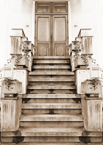 Antigua entrada en una casa. Sepia — Foto de Stock