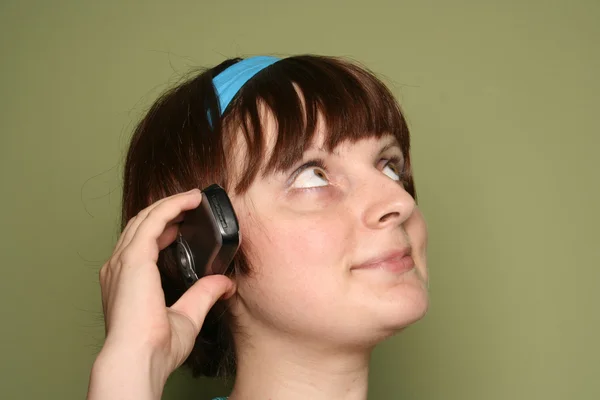 Ung kvinna ringer av mobiltelefon — Stockfoto