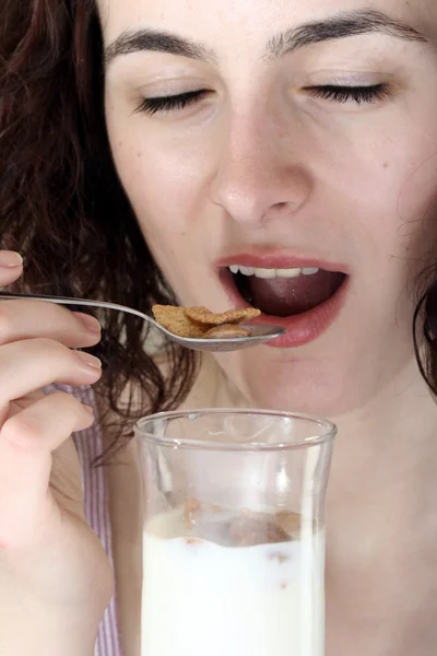 Jonge eten melk met granen — Stockfoto
