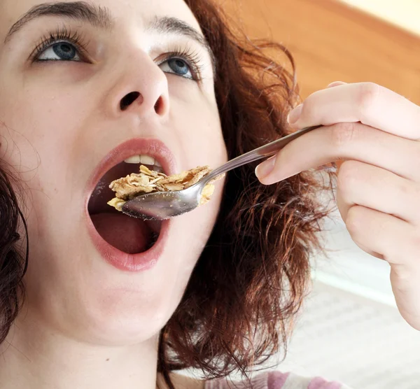 Young eating milk with cereals — Stock Photo, Image