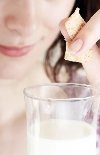 Молодые едят молоко с зерновыми — стоковое фото