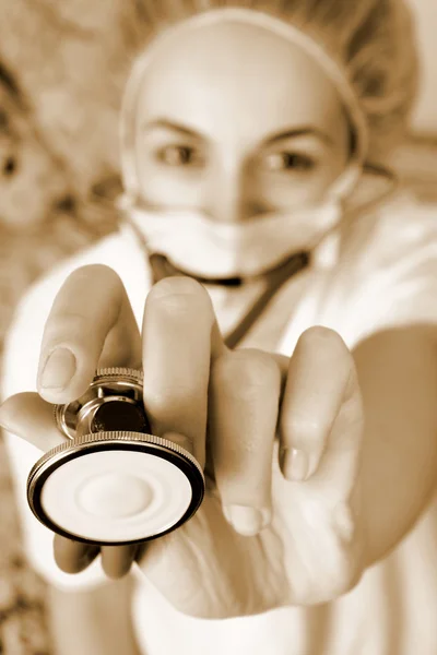 Молодой врач со стетоскопом. — стоковое фото