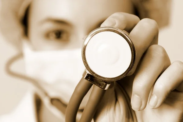 청진기를 가지고 있는 젊은 의사 의사 의사의 초상화. — 스톡 사진