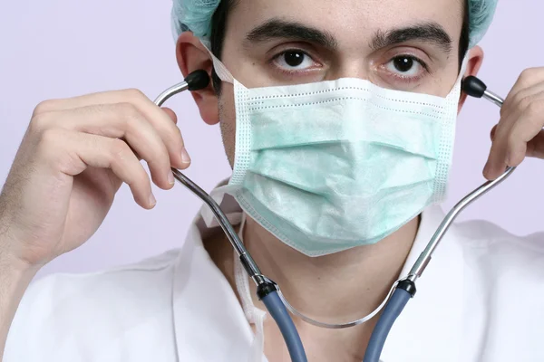 Junger Arzt mit Stethoskop. — Stockfoto