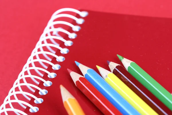 Bleistifte und Tagesordnung — Stockfoto