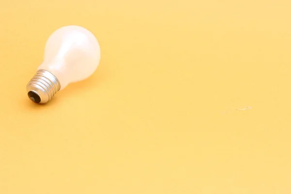 Bakgrund med tänd glödlampa — Stockfoto