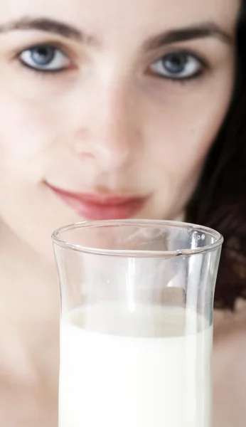 Jeune mangeant du lait . — Photo