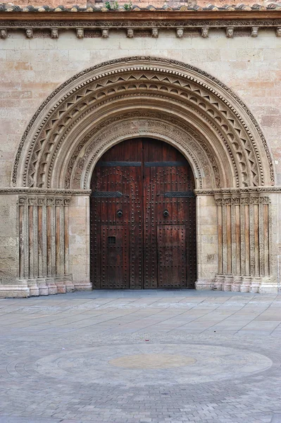 Романская дверь — стоковое фото