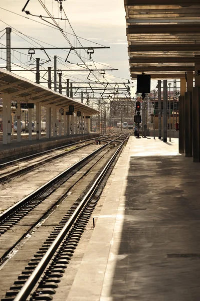 Spoorweg track en platform — Stockfoto