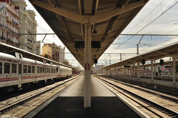 Järnvägen spår och plattform — Stockfoto